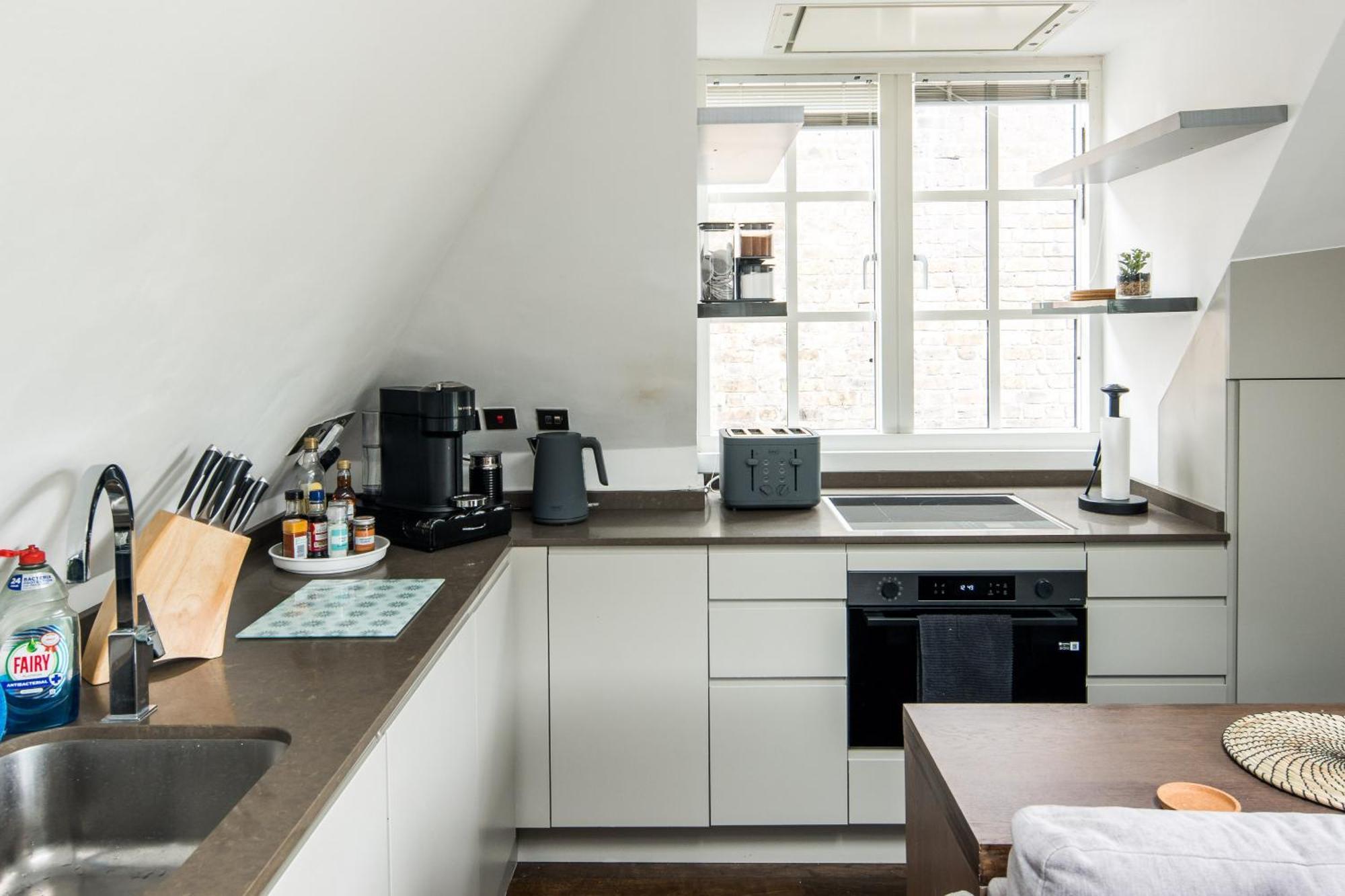 Apartment Sleek And Stylish 1bd With Balcony, Hammersmith London