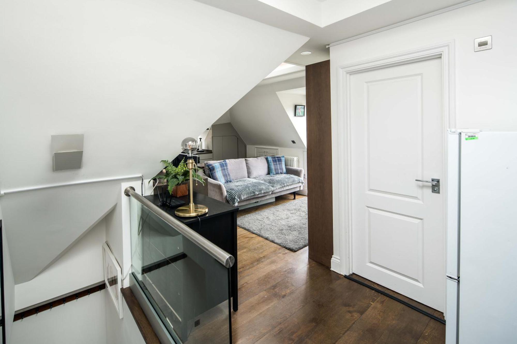 Sleek And Stylish 1bd With Balcony, Hammersmith Apartment London